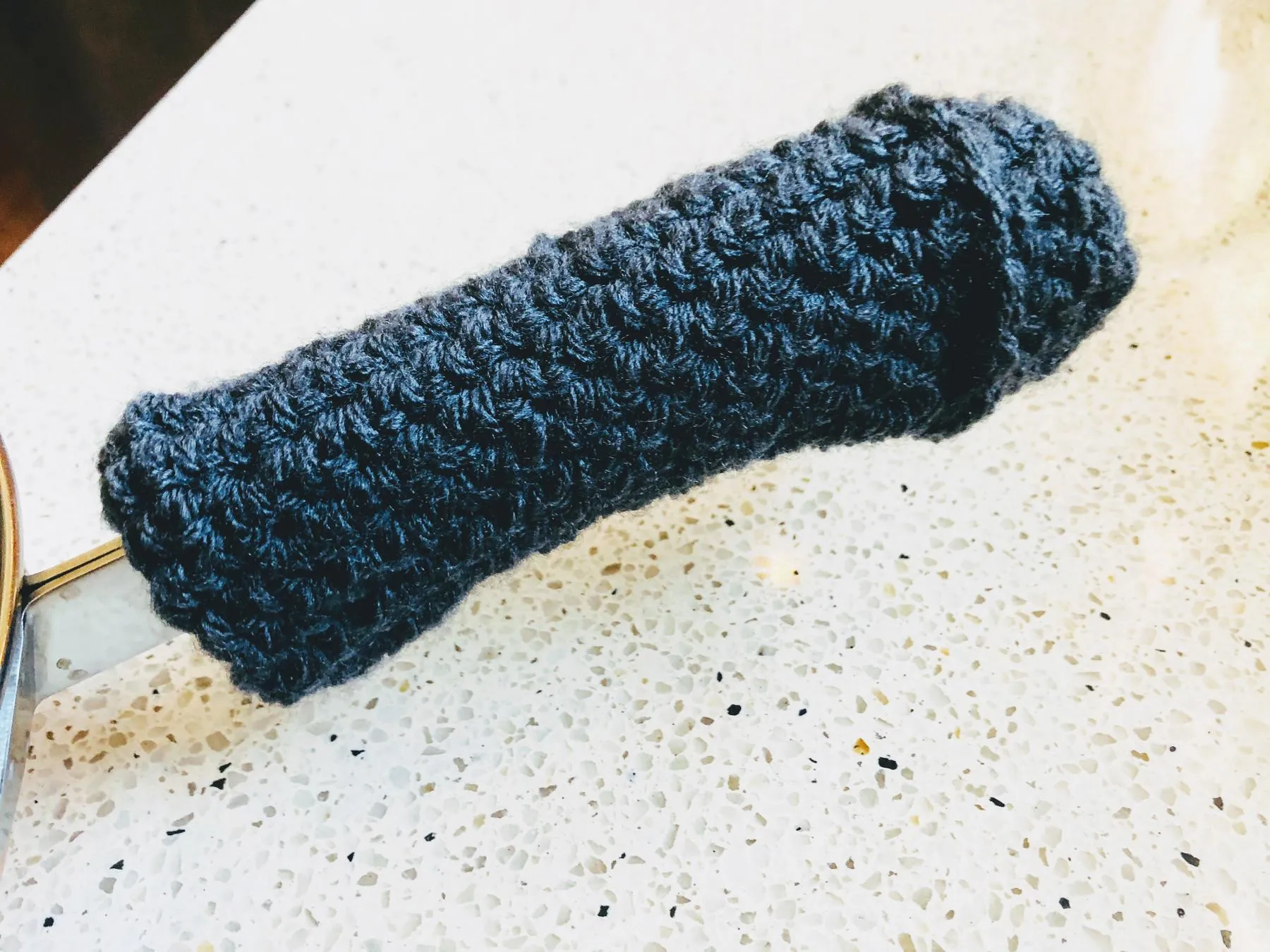 Demonstration of usage Potholders cover handle of the pot